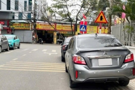 Đỗ xe 'gác chân' lên vỉa hè: Tưởng gọn gàng nhưng coi chừng bị phạt tiền triệu