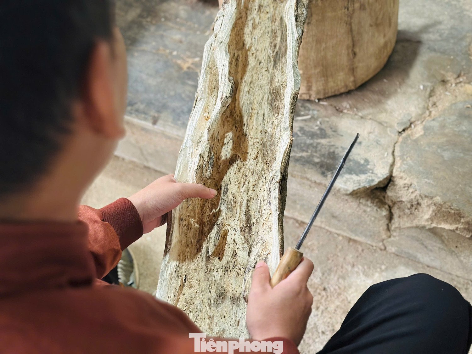 Khối gỗ trầm hương cổ thụ quý hiếm được trả giá nửa tỷ đồng ở Hà Tĩnh - 11