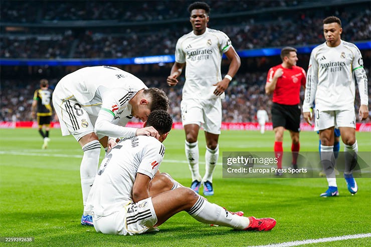 Bellingham bật khóc rời sân vì chấn thương, ĐT Anh chịu tổn thất trước World Cup - 8