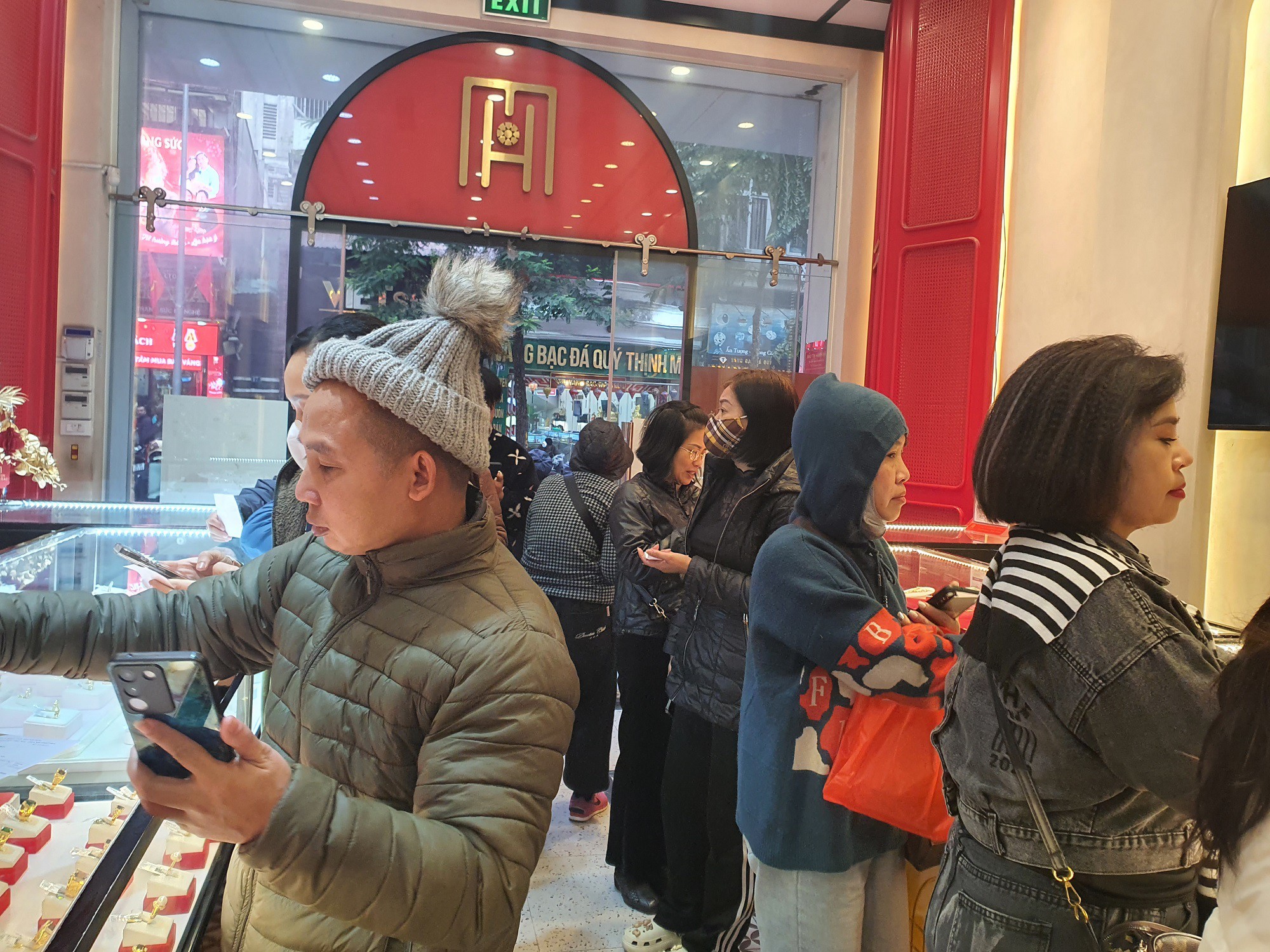 Phía bên trong cửa hàng cũng đông không kém.