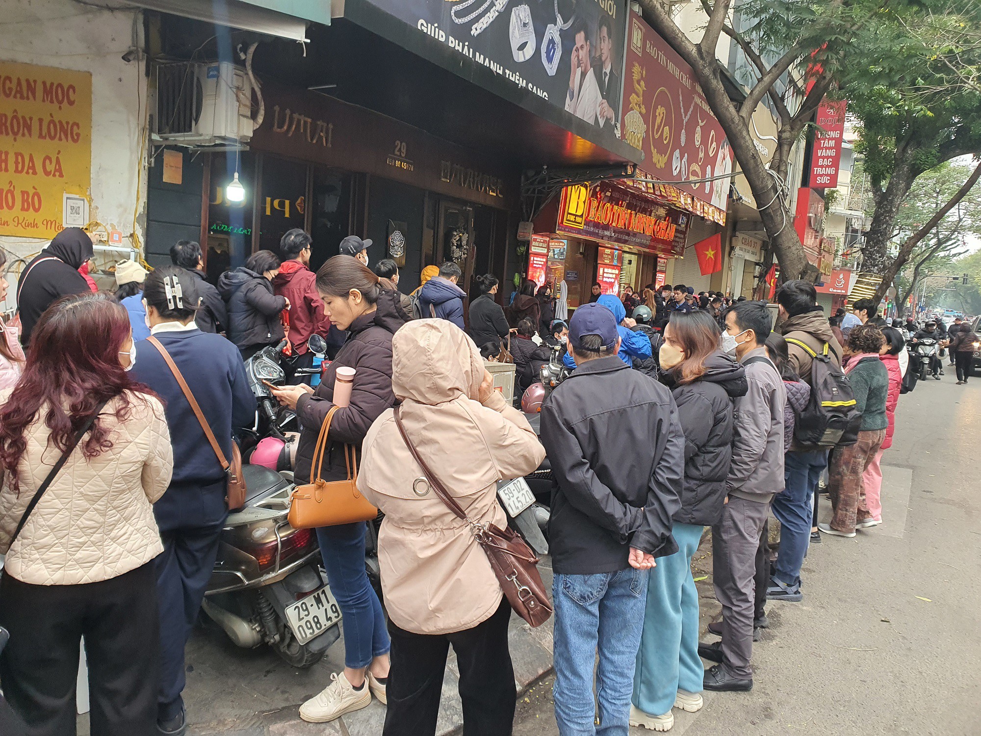 Dòng người xếp hàng chật kín vỉa hè, xuống cả lòng đường, kéo dài từ Trần Nhân Tông sang phố Triệu Việt Vương.