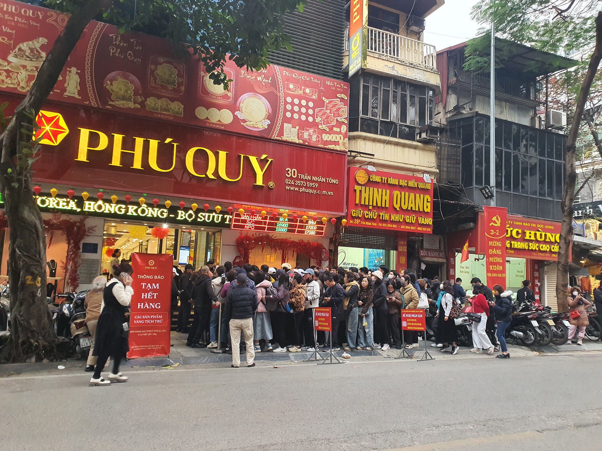 Phố vàng nhộn nhịp và sôi động trong những ngày vàng biến động mạnh.