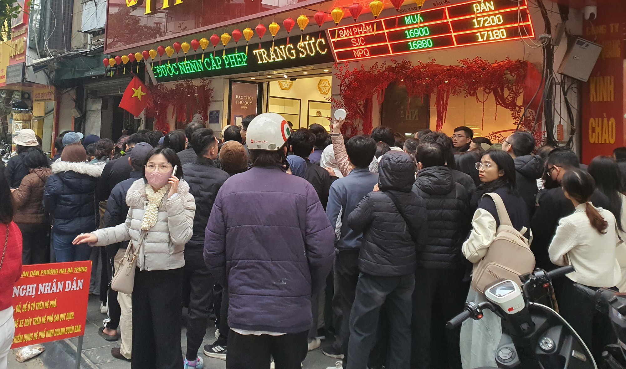 Giá vàng giảm tới 25,3 triệu đồng/lượng chỉ trong vài ngày khiến nhiều người choáng váng.