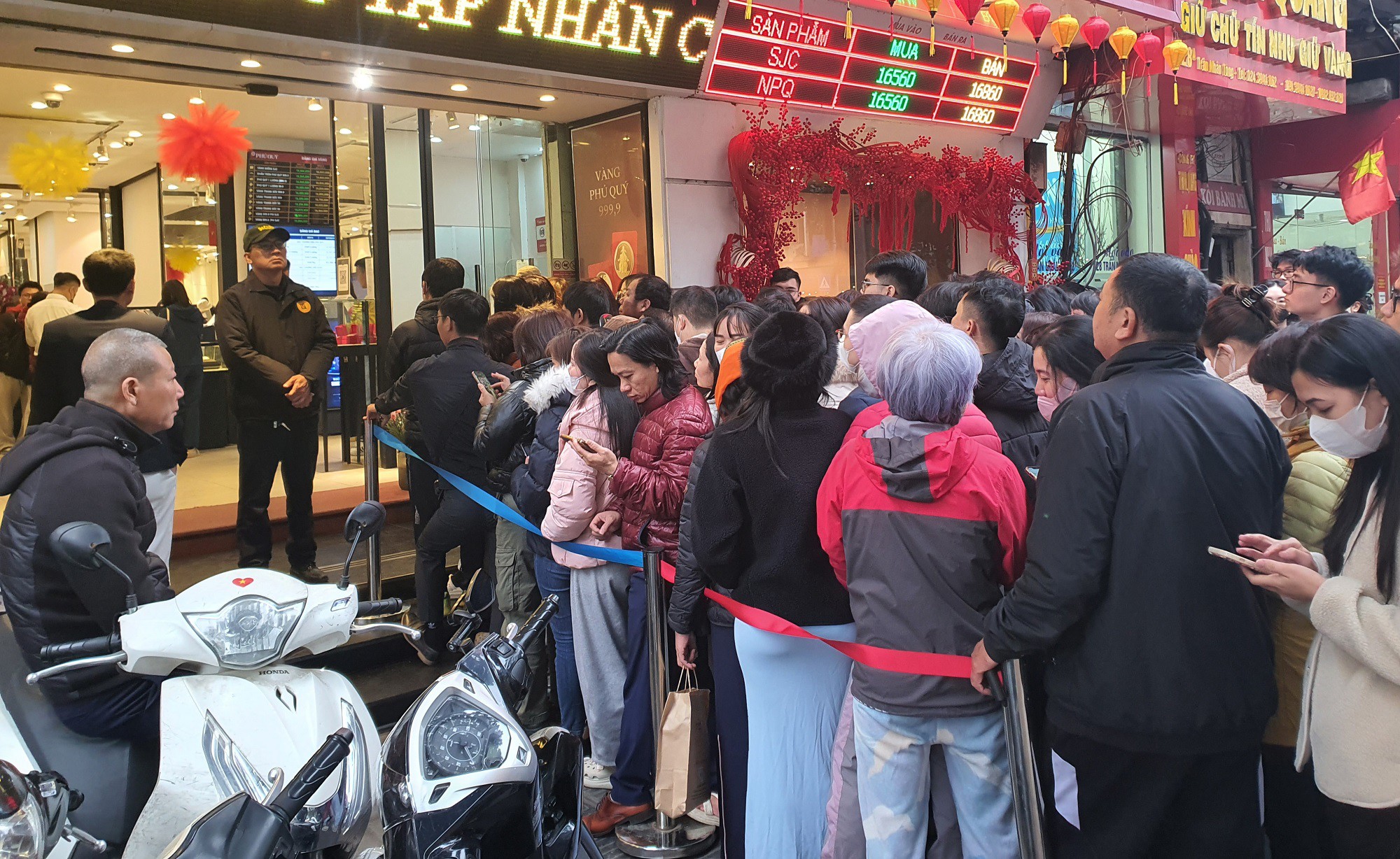 Lối đi dành cho khách vào bán vàng và bạc hầu như không có một ai, lối đi dành cho khách đến mua thì chật kín vỉa hè.