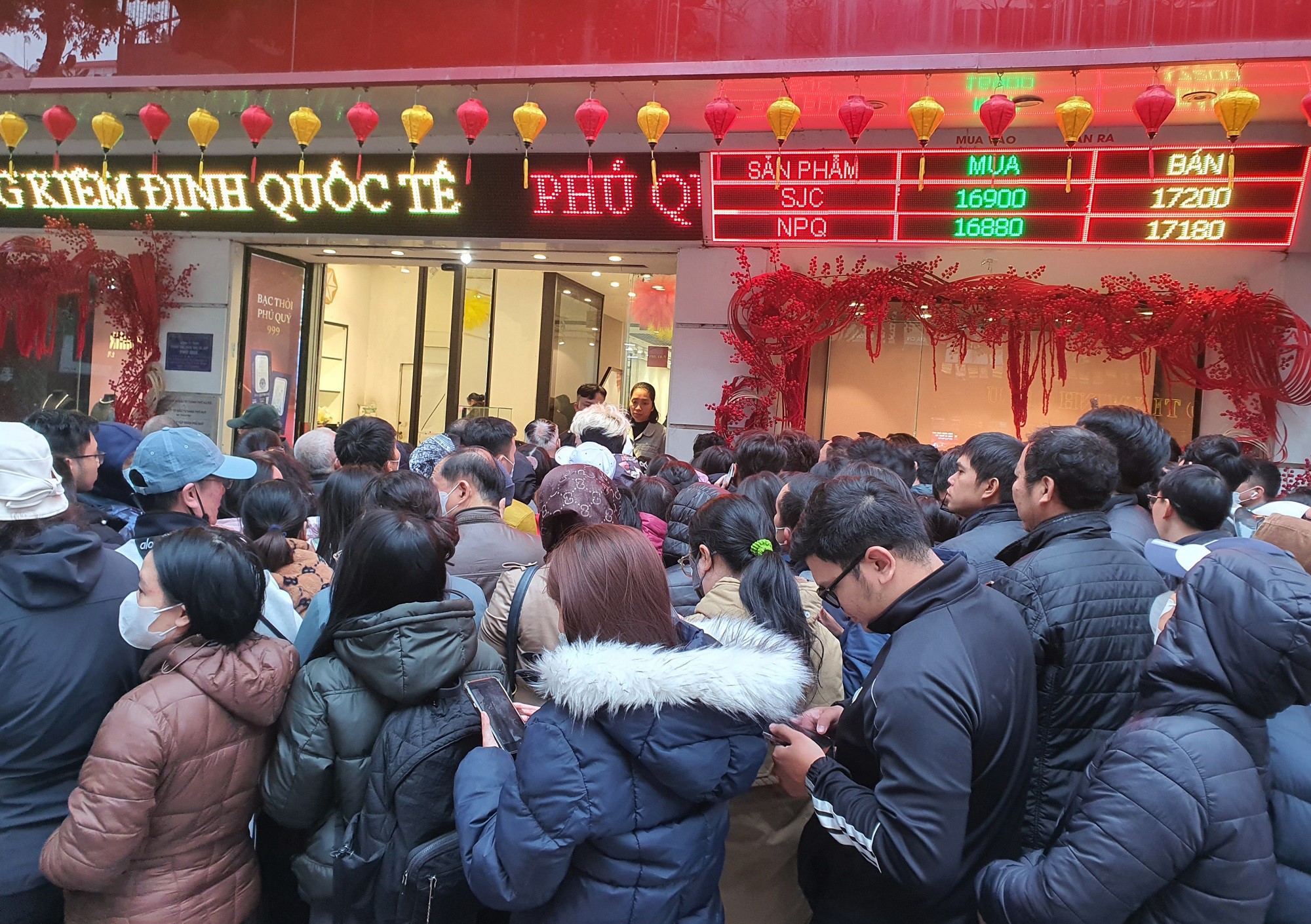 Nhiều người không chịu nổi cảnh chen chúc, chật chội đã "đầu hàng" ra về.