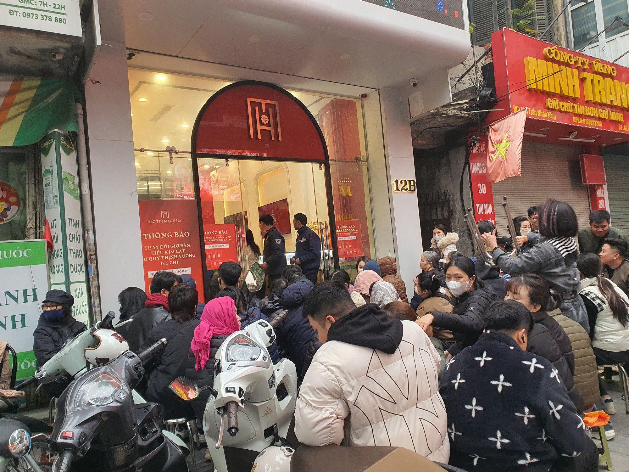 Cửa hàng này có ghế dành cho khách ngồi xếp hàng chờ vào mua vàng.