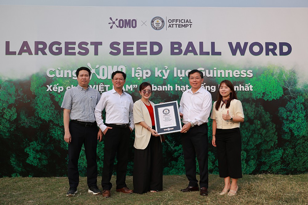 OMO chính thức hoàn thành hành trình thiết lập Kỷ lục Guinness Thế giới - Xếp chữ “Việt Nam” từ banh hạt giống lớn nhất.