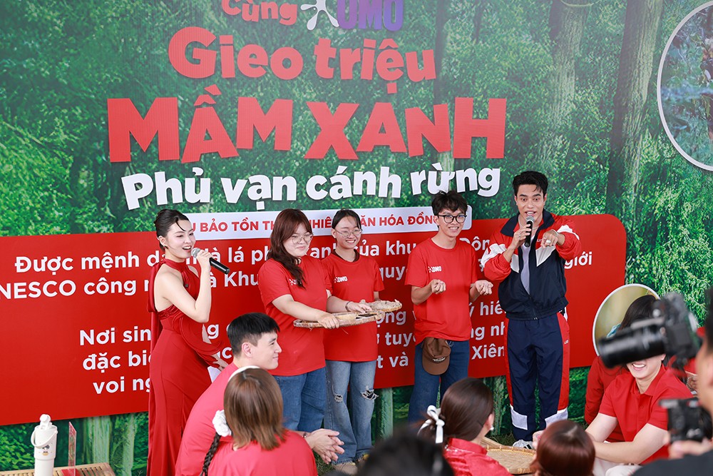 Các nghệ sĩ, blogger du lịch và gia đình có sức ảnh hưởng cùng nhau trải nghiệm làm banh hạt giống.