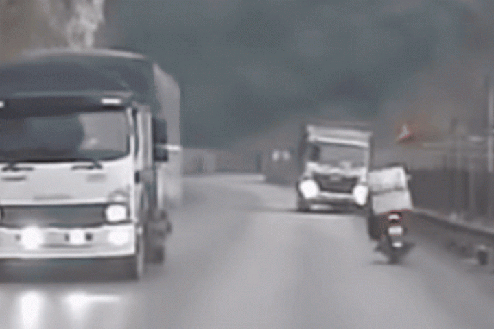 Khoảnh khắc ôtô tải lao nhanh, đâm vách núi trên đèo Đá Trắng