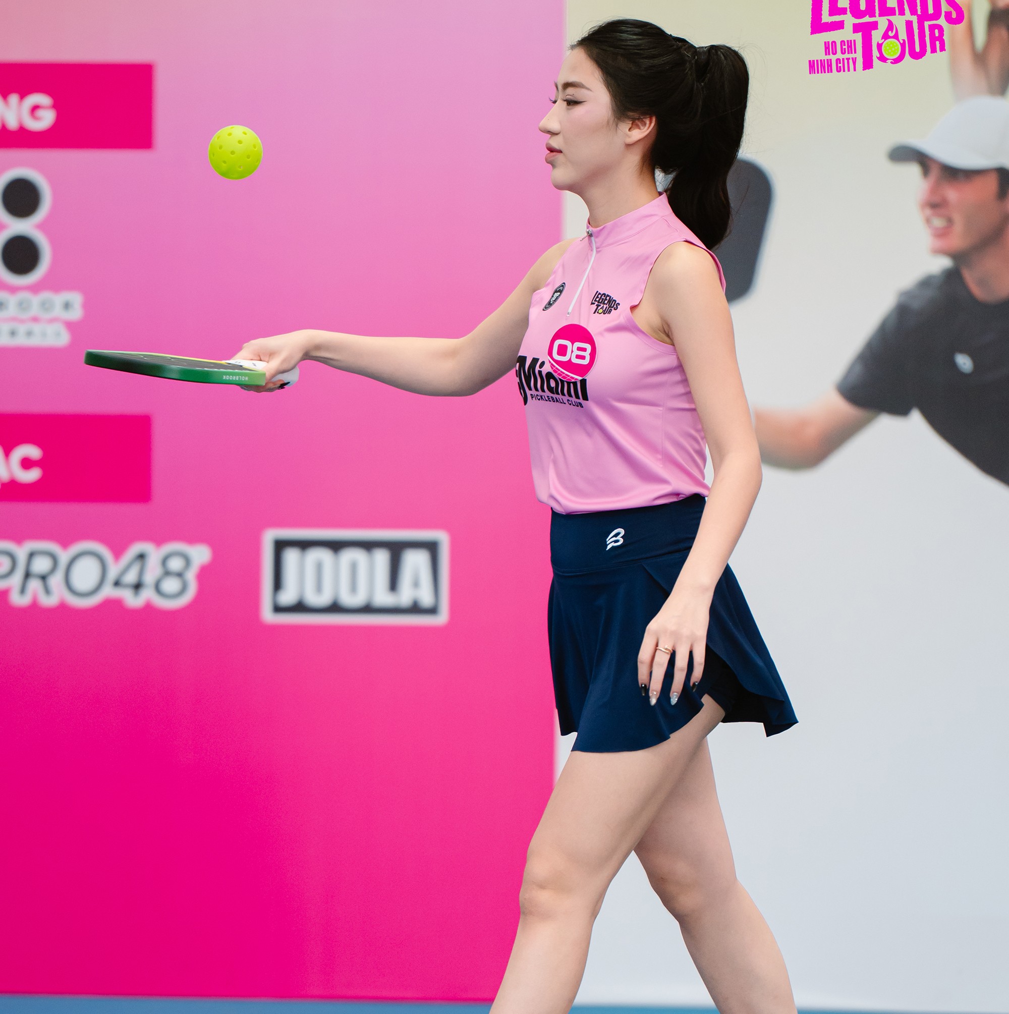 Nữ ca sĩ xinh đẹp làm mọi người trầm trồ khi trổ tài tâng bóng bằng cạnh vợt cùng kỹ thuật tâng bóng xoáy có độ khó cao. Đáng chú ý, Diệp Anh mới đến với pickleball khoảng 6 tháng qua.