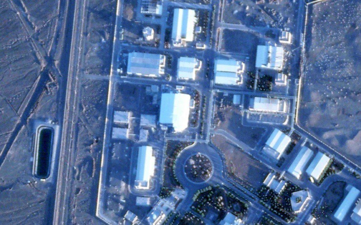Hình ảnh vệ tinh cho thấy tòa nhà bị hư hại (ở giữa) tại khu làm giàu uranium Natanz của Iran trước và sau khi khôi phục.