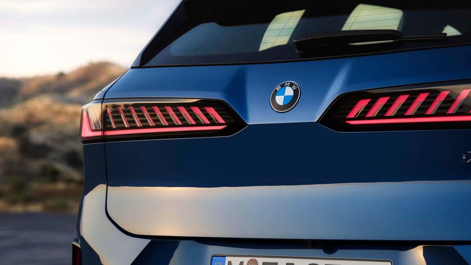 BMW không phải là thương hiệu duy nhất theo đuổi xu hướng thiết kế logo phẳng.