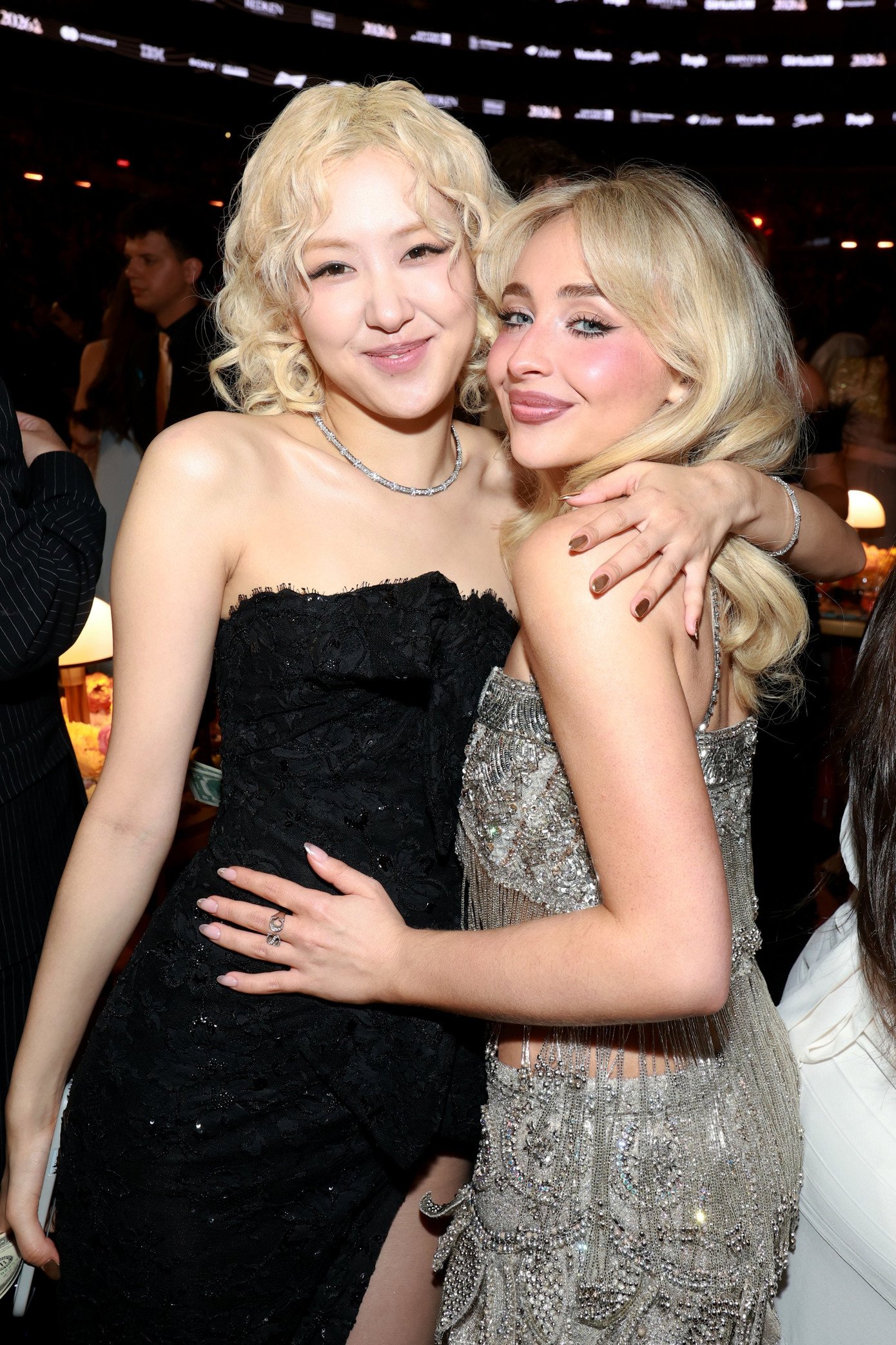 Rosé nổi bật bất kể khi "đọ sắc" cùng Sabrina Carpenter hay chụp chung cùng Bad Bunny.