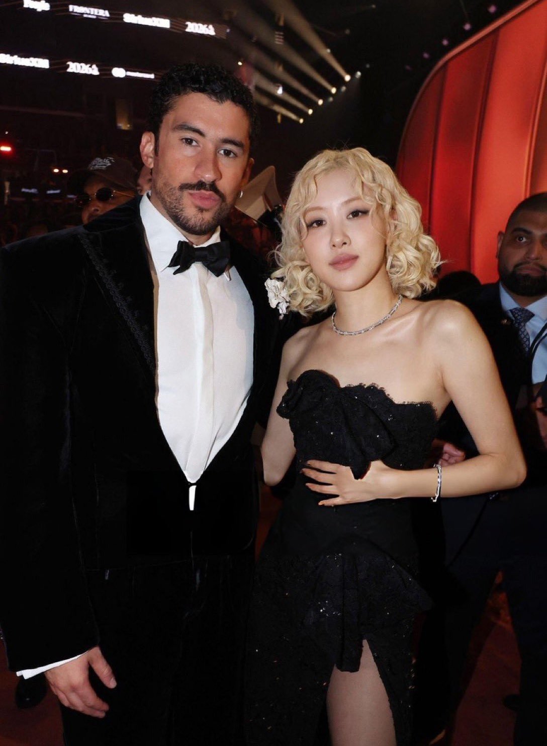 Rosé nổi bật bất kể khi "đọ sắc" cùng Sabrina Carpenter hay chụp chung cùng Bad Bunny.