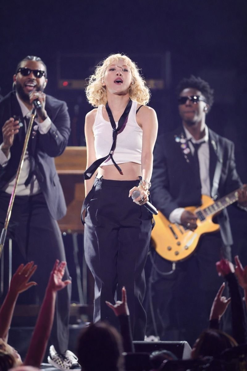 Ở ca khúc đã đưa cô chạm ngõ Grammy - APT., Rosé tiếp tục tận dụng trang phục như một phần trong câu chuyện hình ảnh của mình.