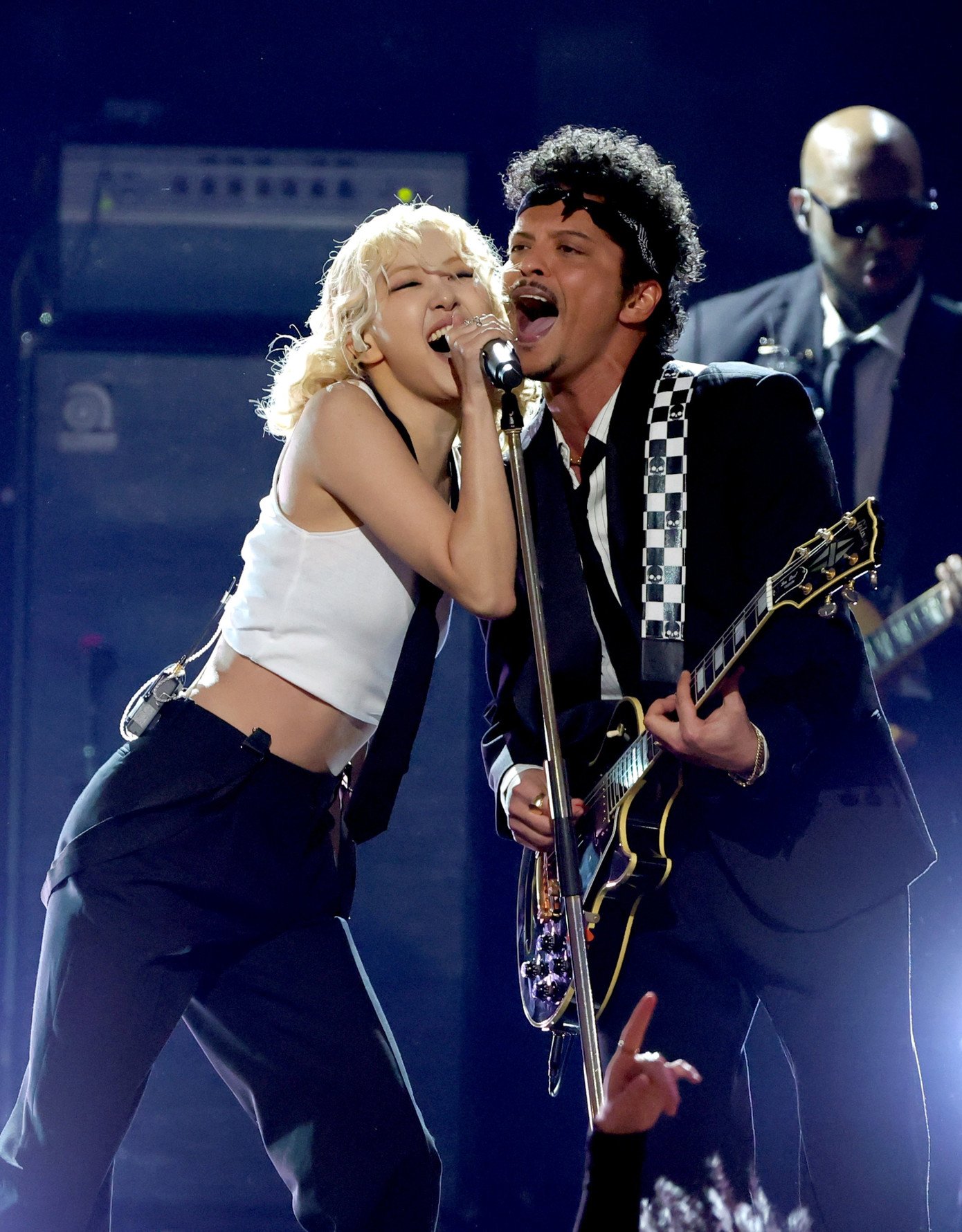 Ở ca khúc đã đưa cô chạm ngõ Grammy - APT., Rosé tiếp tục tận dụng trang phục như một phần trong câu chuyện hình ảnh của mình.