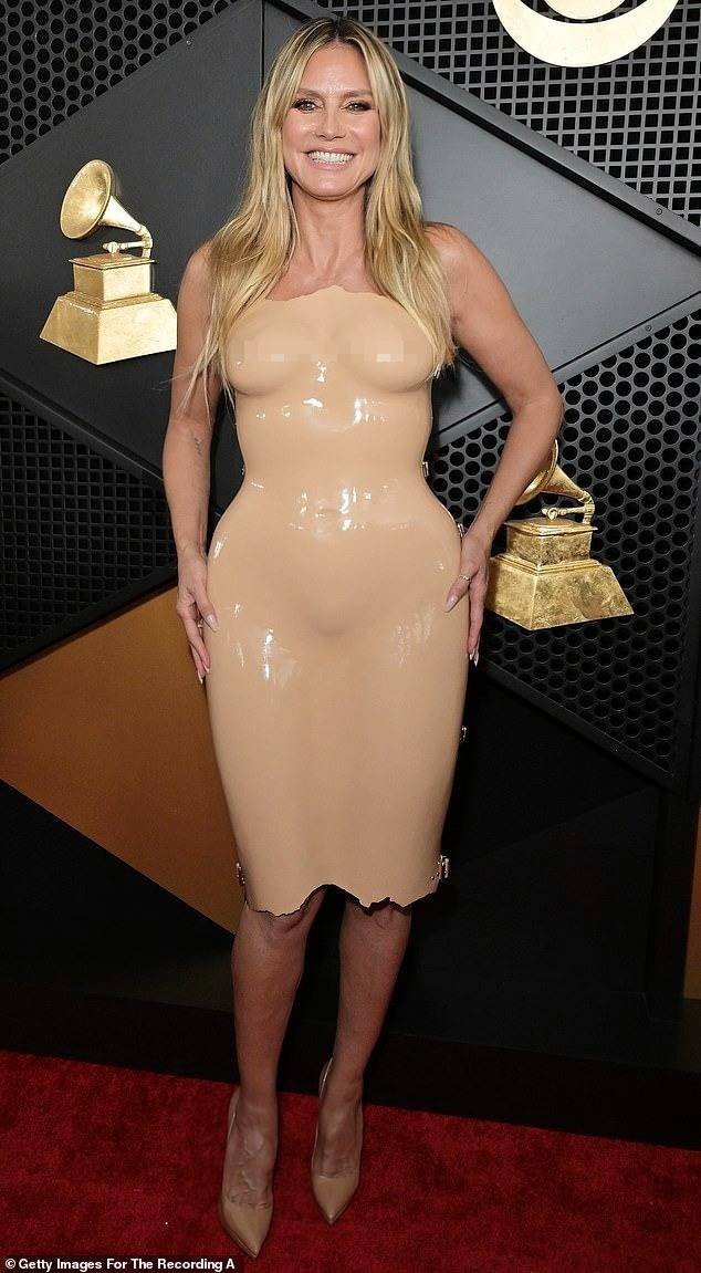Heidi Klum mặc váy làm từ chất liệu latex của Marina Hoermanseder. Siêu mẫu Đức chắc chắn thu hút sự chú ý, nhưng không phải theo hướng tích cực. Cô cũng bị xếp vào danh sách sao mặc xấu. Ảnh: Getty Images