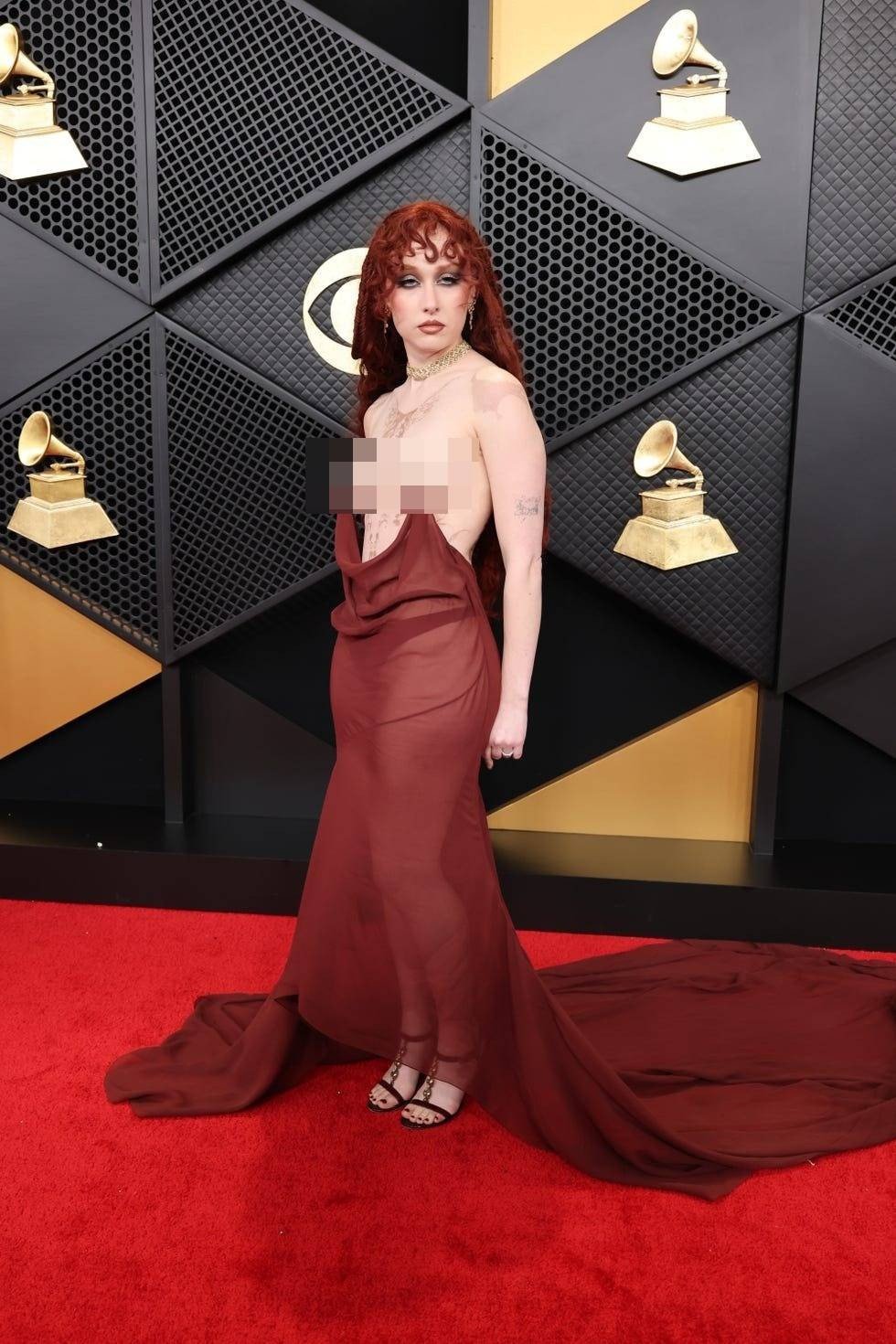 Tối 1/2 (giờ địa phương), lễ trao giải Grammy diễn ra tại nhà thi đấu đa năng Crypto.com ở Los Angeles, Mỹ. Như thường lệ, thời trang thảm đỏ nhận được sự chú ý lớn của truyền thông thế giới. Nếu năm 2025 có màn xuất hiện khỏa thân của vợ Kanye West làm lu mờ tất cả, danh hiệu gây sốc nhất năm nay chắc chắn thuộc về Chappell Roan. Ảnh: Getty Images.