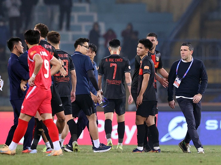 HLV trưởng CLB Ninh Bình lao vào sân phản ứng trọng tài ở trận thua Công an Hà Nội.