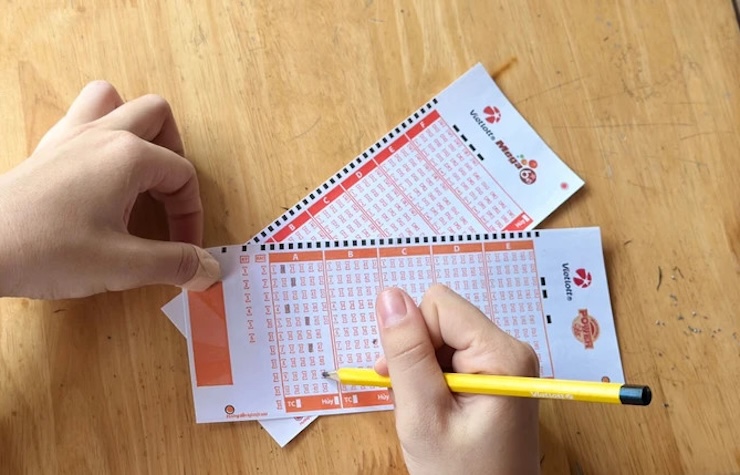 Điền thẻ chọn số để mua vé số Power 6/55 tại điểm bán hàng.