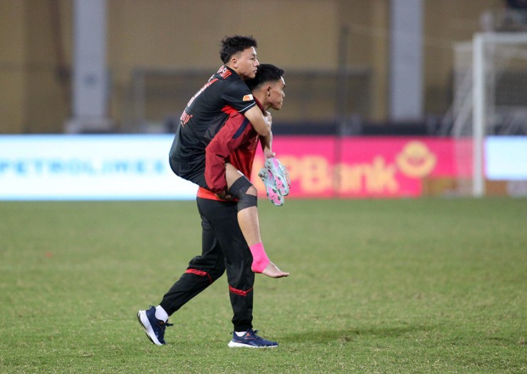 Thái Sơn được đồng đội cõng rời sân Hàng Đẫy tối 1/2.