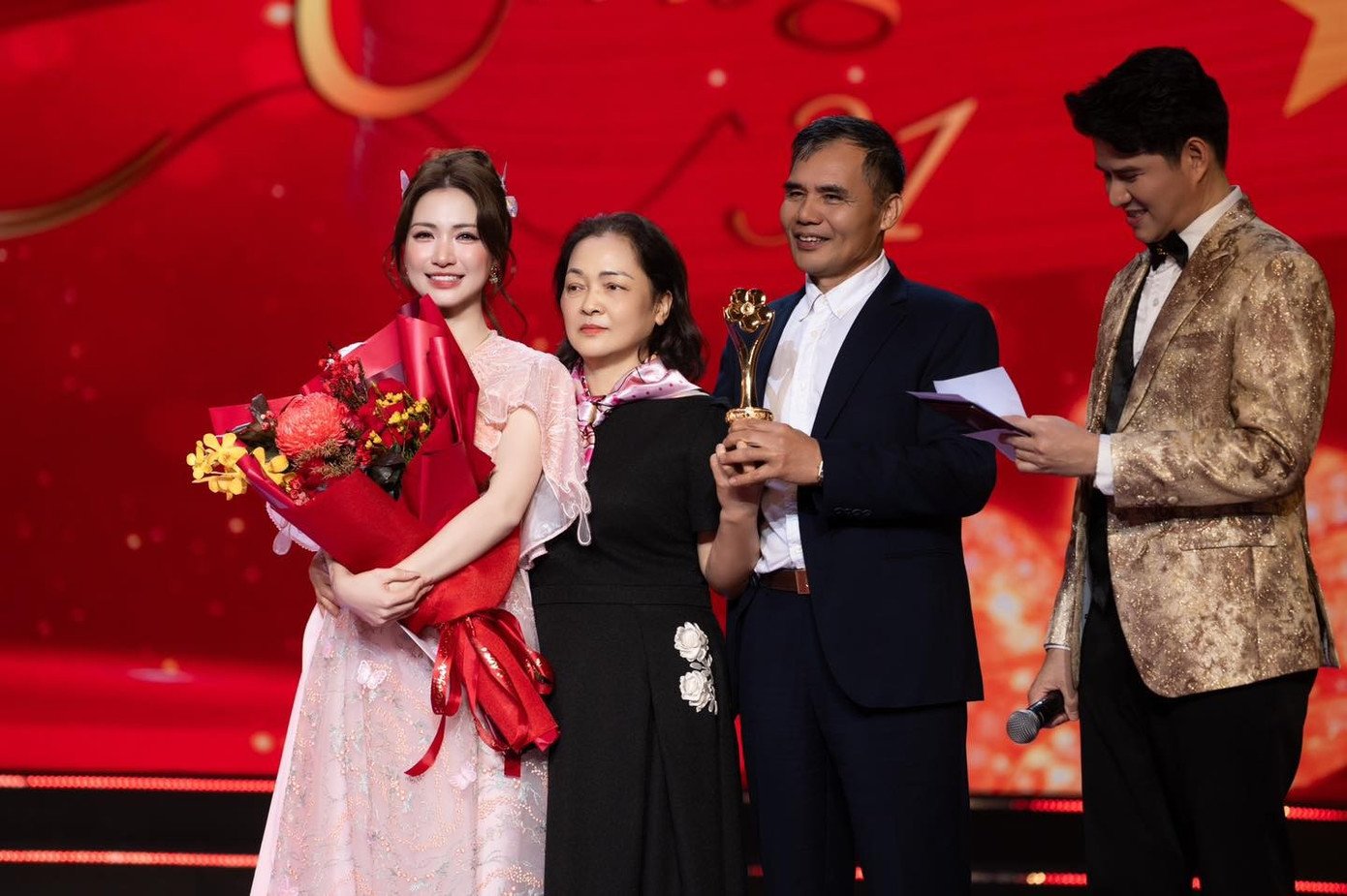 Giây phút gây tranh cãi của Hòa Minzy.