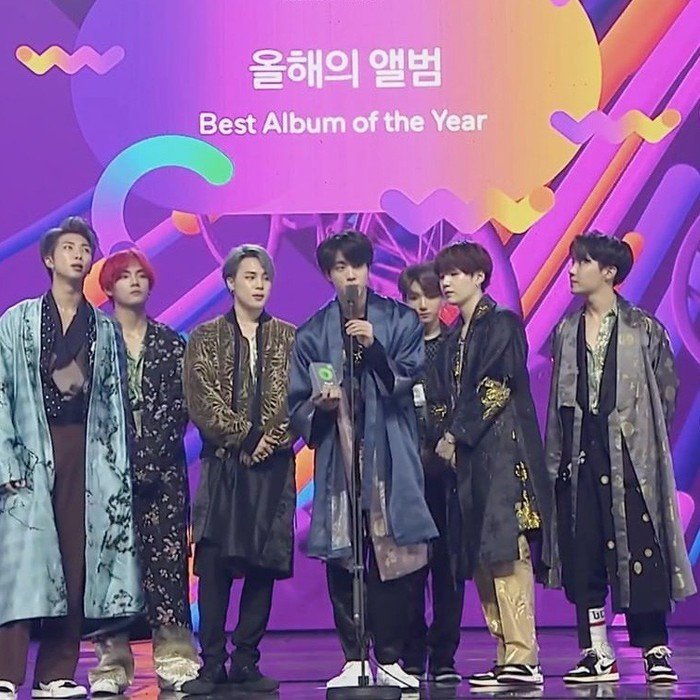 Diễn viên Lee Dong Wook (phải) trao giải Daesang Album của năm cho BTS năm 2018.