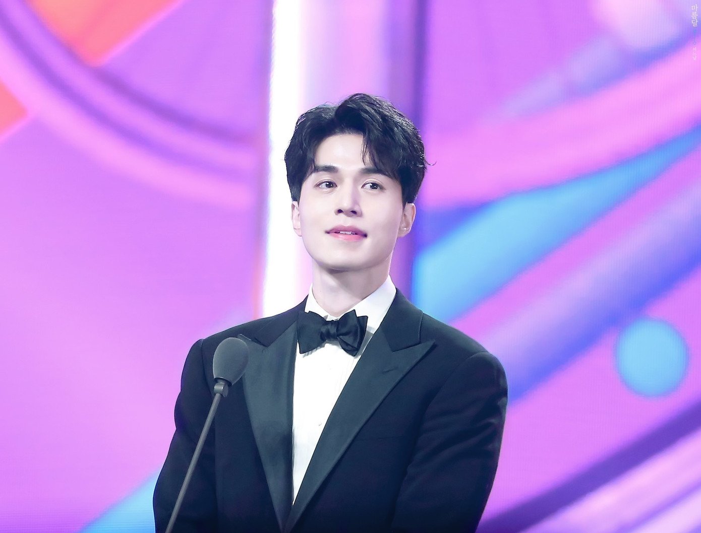Diễn viên Lee Dong Wook (phải) trao giải Daesang Album của năm cho BTS năm 2018.