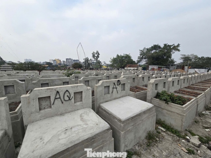 Trao đổi với báo Tiền Phong về nội dung này, ông Trình Quốc Thắng, Phó Chủ tịch UBND phường Thanh Liệt cho biết, không có chuyện trục lợi trong khu đất nghĩa trang. Theo ông Thắng, khu nghĩa trang Giò Gà đã tồn tại từ nhiều năm được chia thành 2 khu vực. Đó là khu vực chôn mộ khô (tro cốt hỏa táng) và khu vực chôn mộ tươi. Sau khoảng 4-5 năm, các ngôi mộ tươi sẽ được bốc và chuyển về khu mộ khô.