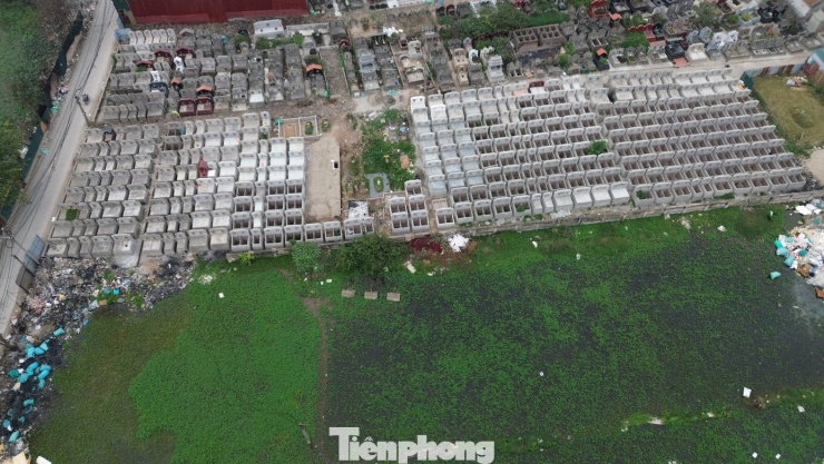 Theo phản ánh của người dân, tại nghĩa trang Giò Gà (Tổ dân phố Triều Khúc, phường Thanh Liệt, Hà Nội) thời gian gần đây xuất hiện hàng trăm ngôi mộ “không người nằm”, không có tên tuổi, ngày tháng, hương khói. Người dân nghi ngờ có dấu hiệu mua bán trái phép đất nghĩa trang.