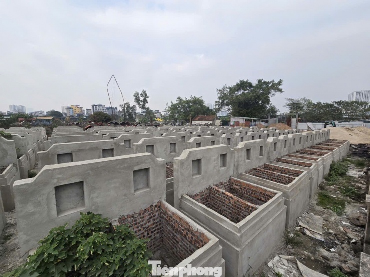 Thực hiện nếp sống mới từ nhiều năm nay, người dân không còn chôn mộ tươi. Do vậy, tại khu vực chôn mộ tươi xuất hiện tình trạng xây mộ trái phép, đổ chất thải mất vệ sinh. Để tránh phát sinh vi phạm, trước khi sáp nhập xã Tân Triều đã cho phép xây mộ chờ theo quy định của thành phố để phục vụ an táng của người dân địa phương. Người dân chỉ phải nộp phí bằng đúng kinh phí đầu tư xây dựng thực tế (khoảng vài triệu đồng).