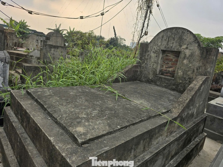 Khu đất trước đây dùng làm khu chôn mộ tươi có tổng cộng 367 ngôi mộ chờ, gồm 243 mộ đôi và 124 mộ đơn, do cơ sở thôn Triều Khúc (xã Triều Khúc cũ) xây dựng bằng nguồn vốn xã hội hóa. Qua kiểm tra, có 36/367 ngôi mộ được người dân tổ dân phố Triều Khúc sử dụng để an táng. Ngoài ra, UBND phường cũng phát hiện 6 ngôi mộ mới phát sinh do người dân lấn chiếm và tự ý xây dựng trên khu đất còn trống. Hiện 6 ngôi mộ này đã được giải tỏa, xử lý dứt điểm, ông Thắng thông tin.