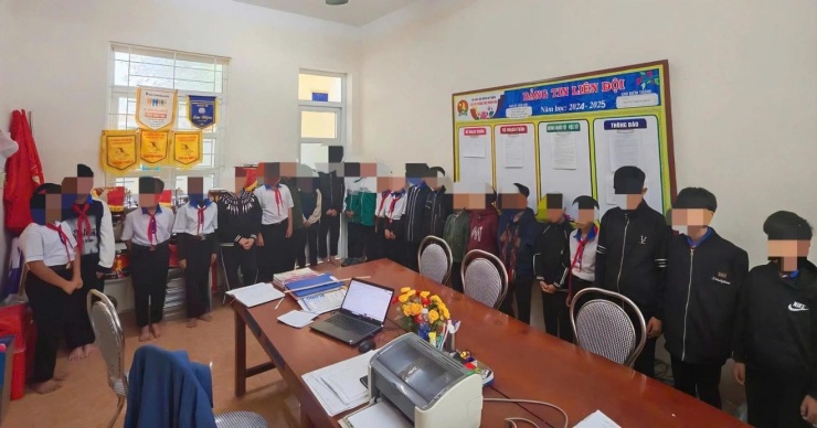 23 học sinh tại trụ sở Công an xã Phong Nha.