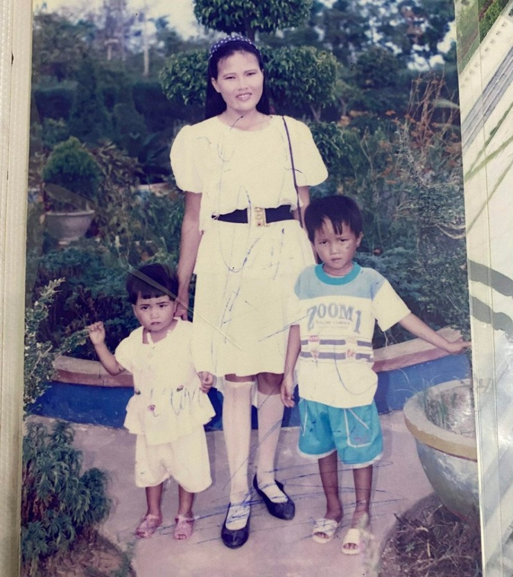 Thanh Hiếu và Hồng Lam thuở nhỏ bên mẹ