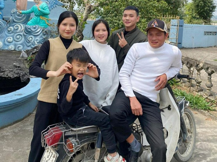 Vợ chồng Hồng Lam (áo trắng) bên vợ chồng anh trai Thanh Hiếu 