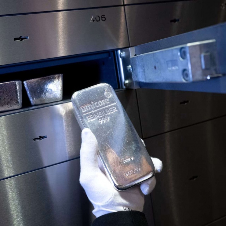 Giá bạc đã tăng chóng mặt cho đến thứ Sáu tuần trước - khi giá giảm mạnh hơn 30% so với mức kỷ lục. (Ảnh: Sven Hoppe/Getty Images)