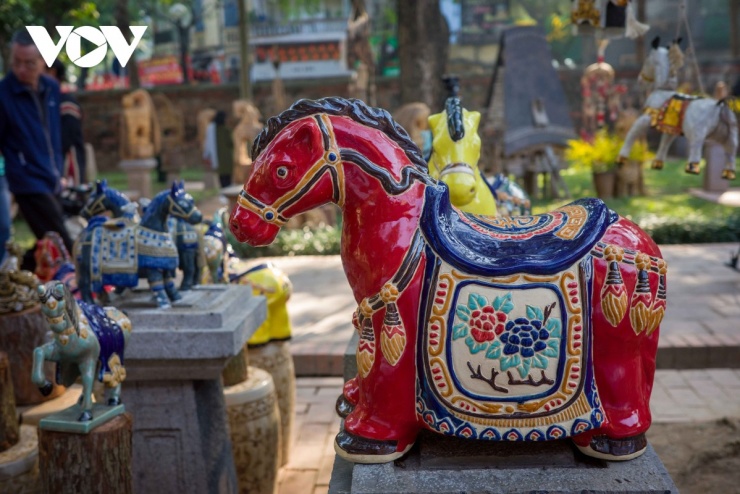 Hình ảnh Ngựa xuất hiện phổ biến trên tranh treo, phù điêu, đồ mỹ nghệ, mang ý nghĩa cát tường, hanh thông và thành đạt.