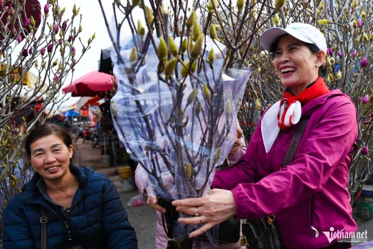 Một nữ khách hàng hào hứng khi tìm được tiệm bán cành nhỏ, cắm bàn với giá 200.000 đồng.