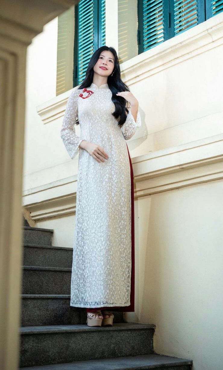 "Dù xuất hiện ở vai trò nào, điều tôi luôn mong muốn đó là lan tỏa giá trị tích cực đến những người xung quanh. Nếu 2025 là một năm của trải nghiệm và đi tìm bản ngã thì 2026 sẽ là một năm tôi cần phải kiên cường và quyết liệt hơn để chinh phục mục tiêu phía trước. Hy vọng 2026 sẽ là một năm đầy khởi sắc với nhiều dự án được chắp cánh'', cô chia sẻ.