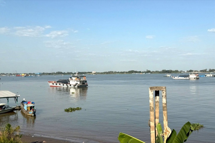 Chiều 2/2, trao đổi với PV Tiền Phong , ông Nguyễn Thanh Sang - Chi cục trưởng Chi cục Hải quan khu vực 20, quản lý địa bàn hai tỉnh An Giang và Đồng Tháp - cho biết, đến thời điểm này, toàn bộ các cửa khẩu thuộc đơn vị quản lý đều không xảy ra tình trạng ùn ứ hàng hóa do kiểm dịch theo Nghị định 46/2026/NĐ-CP. Ảnh: Đường sông và bãi neo kiểm tra tàu hàng tại cửa khẩu quốc tế Vĩnh Xương, tỉnh An Giang thông thoáng chiều 2/2.