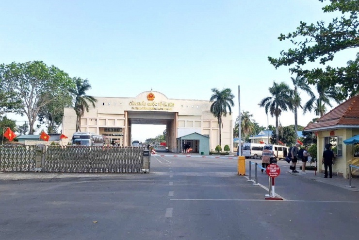 Chi cục trưởng Chi cục Hải quan khu vực 20 cũng cho biết, trên toàn bộ địa bàn quản lý, kể cả các cửa khẩu thuộc tỉnh Đồng Tháp, không ghi nhận tình trạng ách tắc xe nông sản nhập khẩu. Công tác phối hợp giữa lực lượng hải quan và cơ quan kiểm dịch được triển khai chặt chẽ, hiệu quả, bảo đảm hàng hóa được thông quan thuận lợi.