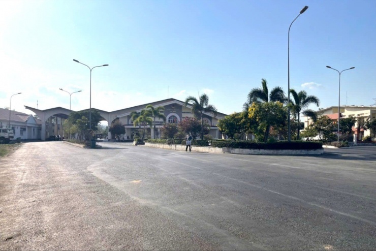 Theo ông Sang, hoạt động thông quan tại các cửa khẩu diễn ra ổn định, phương tiện xuất nhập khẩu lưu thông bình thường. “Nếu xảy ra ùn ứ, lực lượng hải quan sẽ nắm ngay từ đầu. Tuy nhiên, thực tế không phát sinh bất kỳ vướng mắc nào liên quan đến kiểm dịch theo Nghị định 46”, ông Sang khẳng định. Ảnh: Cửa khẩu quốc tế Tịnh Biên (phường Tịnh Biên, tỉnh An Giang), hoạt động thông quan ổn định, phương tiện xuất nhập khẩu lưu thông bình thường, không phải xếp hàng chờ.