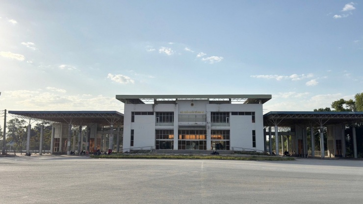 Bất ngờ cảnh tượng 'vắng tanh vắng ngắt' ở cửa khẩu An Giang, Đồng Tháp - 9