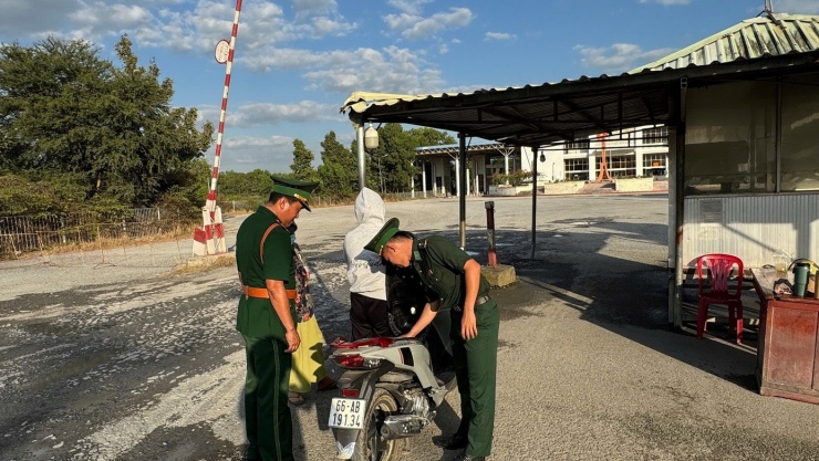 Bất ngờ cảnh tượng 'vắng tanh vắng ngắt' ở cửa khẩu An Giang, Đồng Tháp - 7