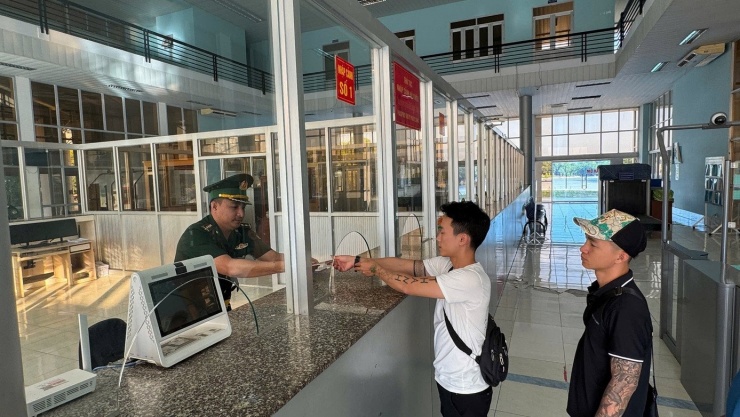 Chiều 2/2, chỉ có vài người dân làm thủ tục nhập cảnh vào Việt Nam tại cửa khẩu Dinh Bà, tỉnh Đồng Tháp.