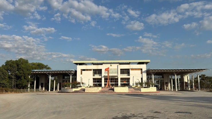 Khu vực thông quan hàng hoá tại cửa khẩu Dinh Bà (Đồng Tháp) cả phần phía Việt Nam và phía Campuchia sang vào chiều 2/2 đều thưa vắng, hoạt động thông quan diễn ra bình thường, không ùn ứ.