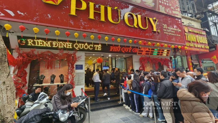 Các cửa hàng bạc luôn đông đúc trong 2-3 ngày qua. Ảnh NT