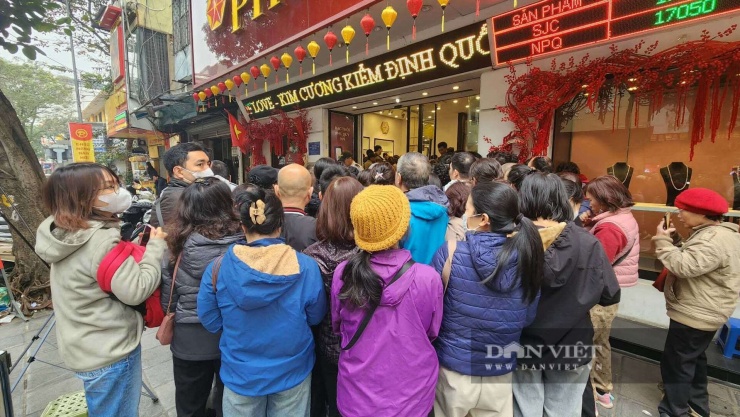 Người mua xếp hàng dài tại tiệm bạc khi giá giảm mạnh. Ảnh NT