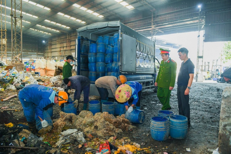 Hơn 5 tấn giá đỗ vi phạm được các lực lượng chức năng TP Hải Phòng chuyển đi tiêu hủy. Ảnh: Thành Chung.