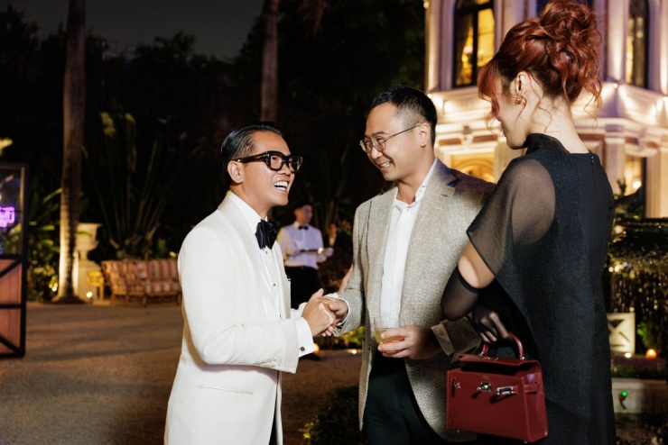 Phu nhân hào môn hoàn thiện phong cách bằng túi Hermes Kelly Sellier đỏ sẫm sang trọng, trị giá khoảng nửa tỷ đồng.